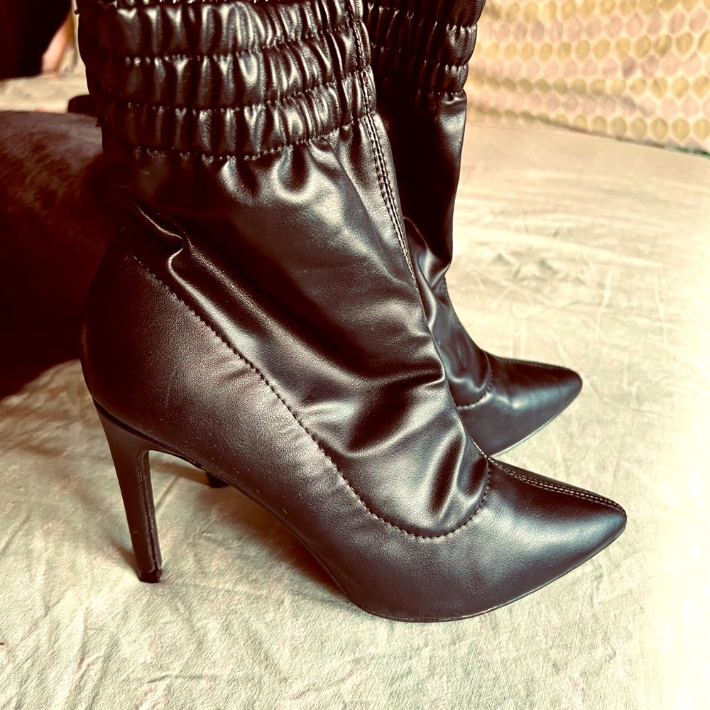 Blk. Leather/look heeled booties.